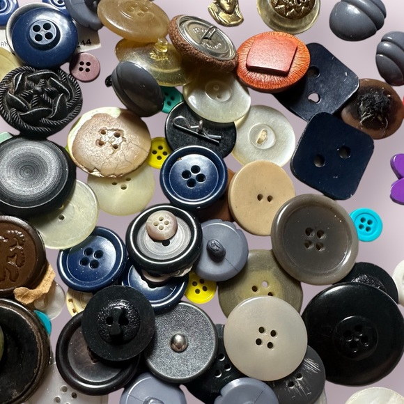 Large Lot Of Vtg Buttons For Sewing Crafts Scrapbooks Mix Of Sizes & Colors - Picture 6 of 16